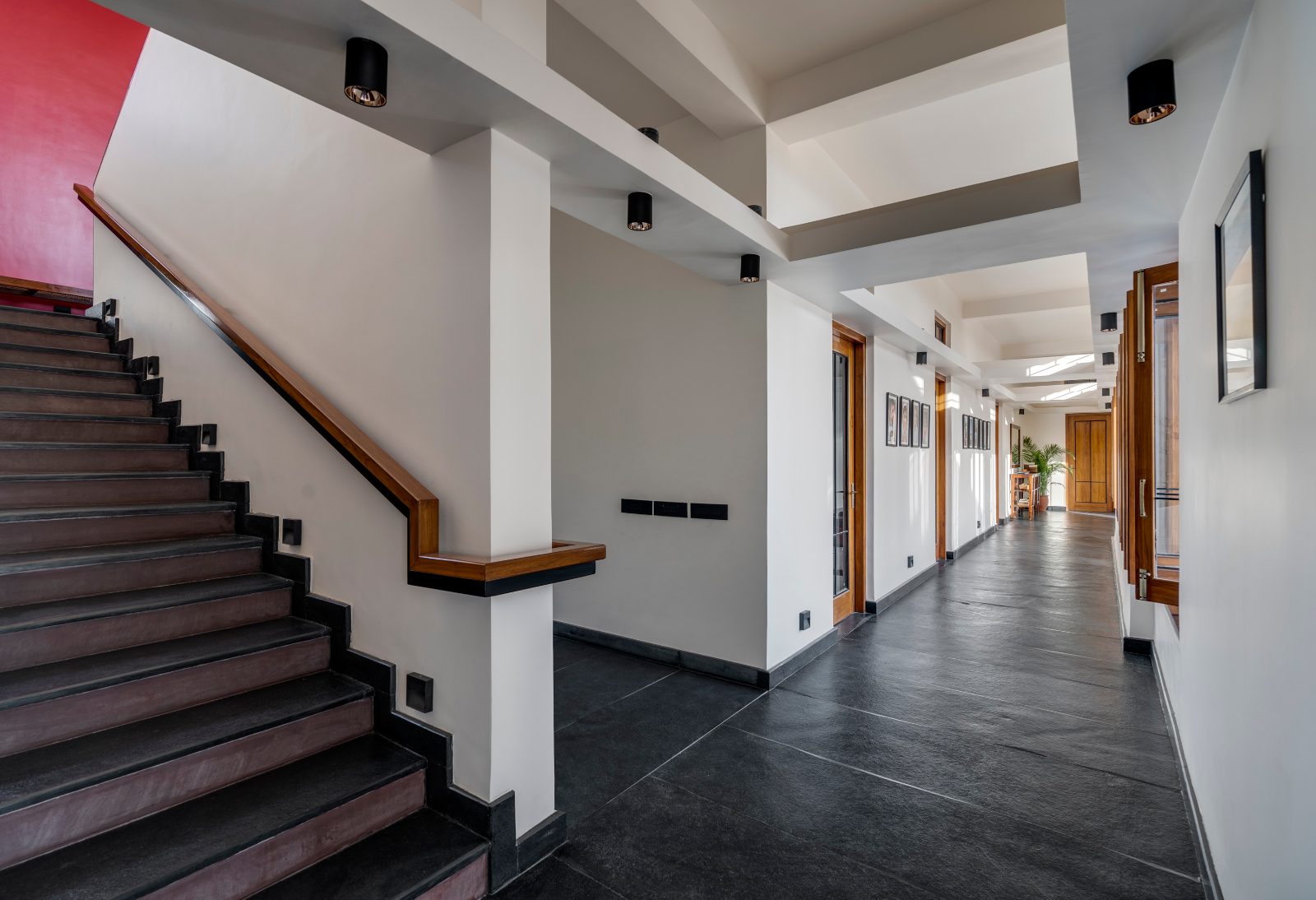 entheogenic-house-jammu-brick-residence-terrace-view-cantilevered-balcony-architecture-photography-02